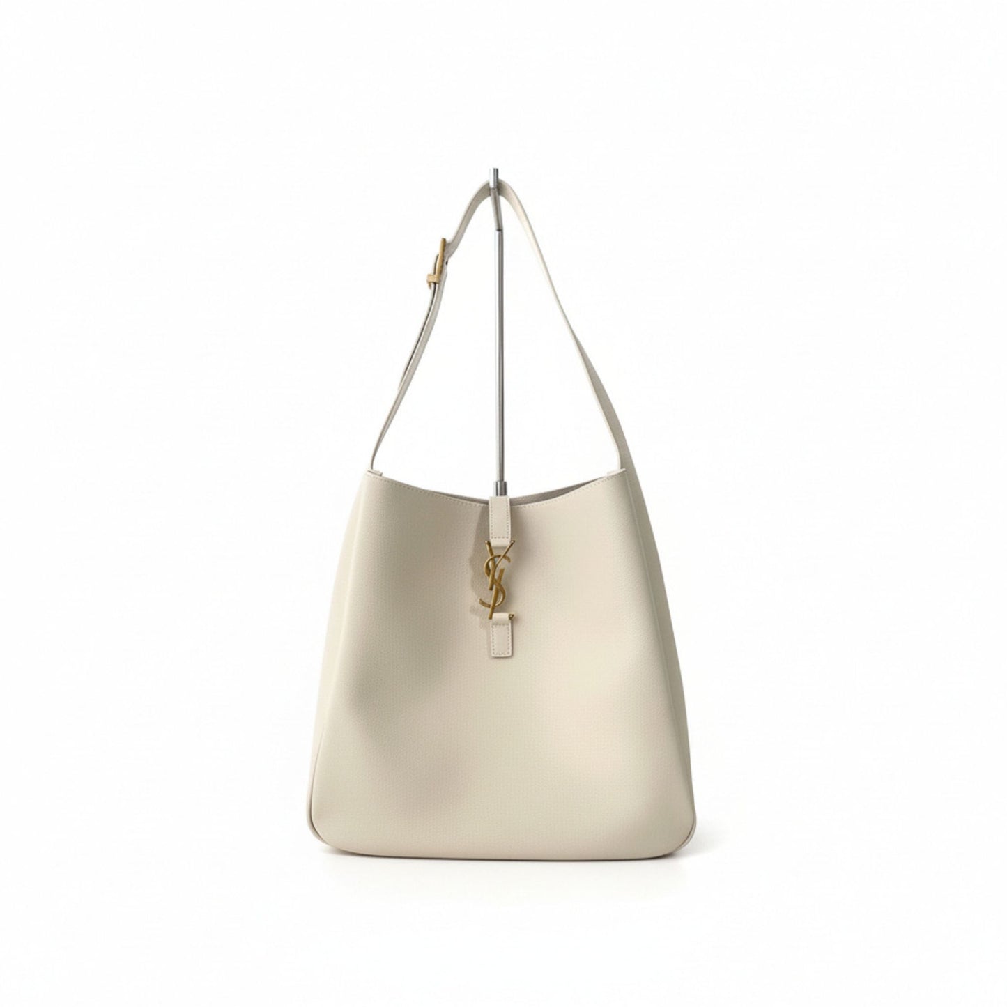 Le 5 À 7 Supple Large White Leather Shoulder Bag