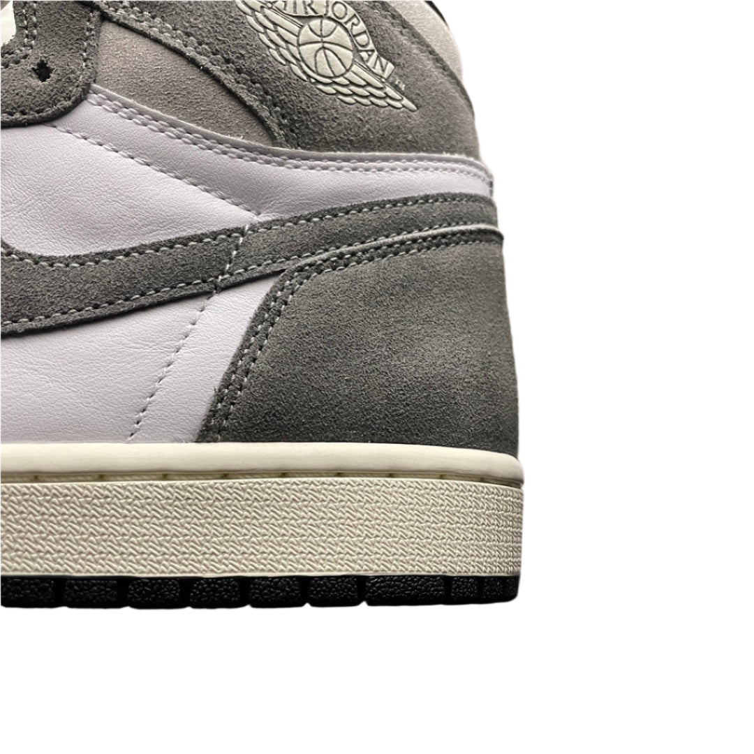Air Jordan 1 Retro High OG Light Smoke Grey